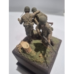 Diorama com 3 soldados U.S. Army Segunda Guerra Mundial 1/35 - Imagem 3