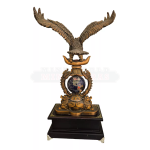 Estatueta de sorte Falcão Real com Globo terrestre azul marmore - Imagem 3