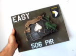 Placa Quadro Capacete 101st Airborne Easy C - 40x30cm - Imagem 2